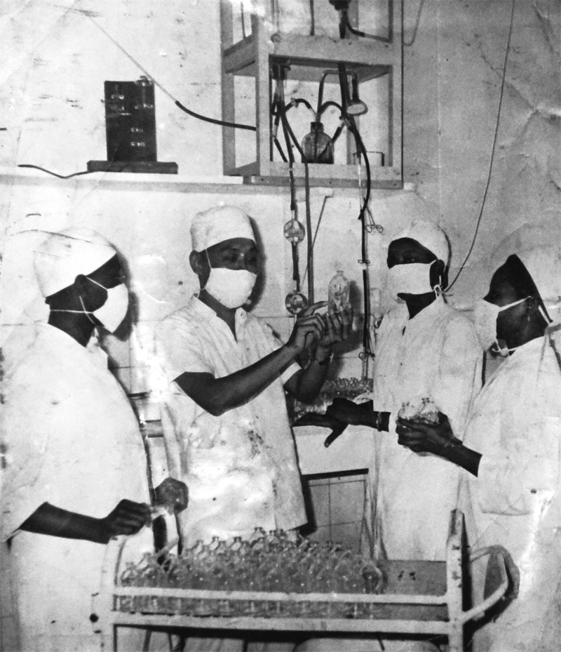 1964年，第1期援桑给巴尔医疗队员孟奇摸索出生理盐水的制造方法，促使了后期队员们在桑给巴尔建立了首个制药车间.jpg