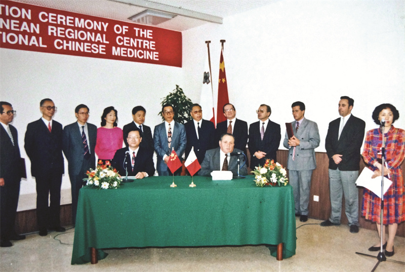 1994年4月14日，中国卫生部副部长、国家中医药管理局局长张文康与马耳他内政和社会发展部长约翰·理佐·诺迪在马耳他地中海地区中医中心签署中医合作协议.jpg