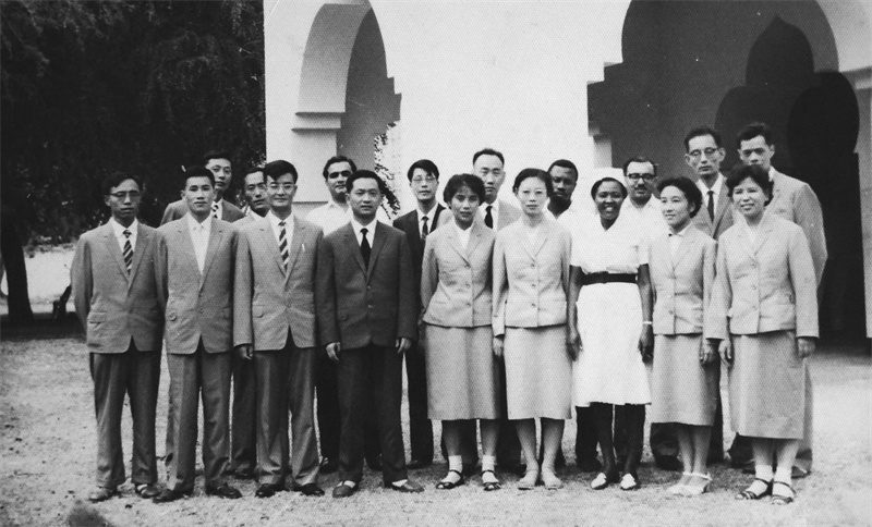 1964年8月20日，第1期援桑给巴尔医疗队走进列宁医院，标志着江苏省第一支援外医疗队在受援国正式开展援外医疗工作.jpg