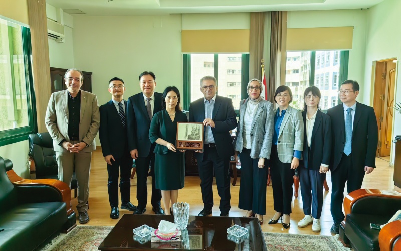05-P17 2023年5月，省人民医院专家与埃及开艾因夏姆斯大学医学院商谈合作细节.jpg