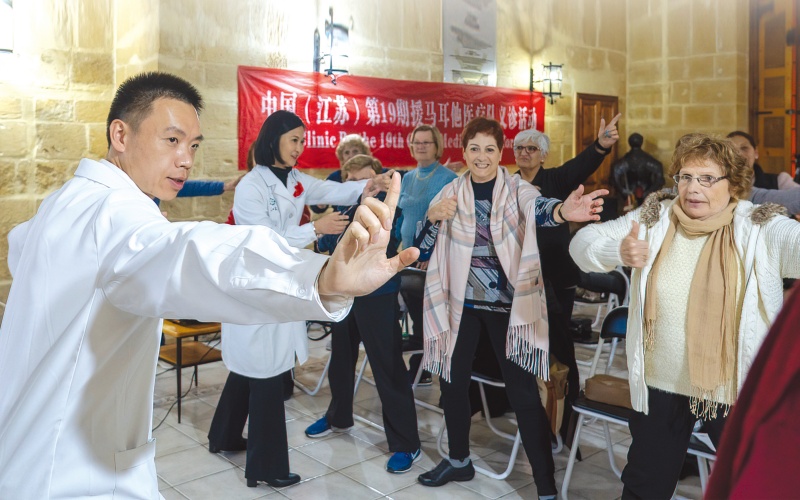 17-P42 2024年3月29日，第19期援马耳他医疗队在义诊时指导社区老年人学习传统功法八段锦ff.jpg