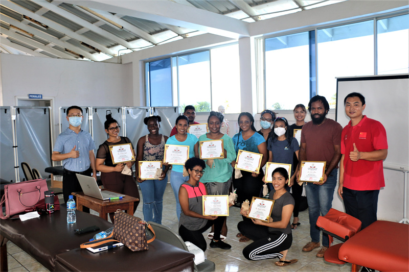 2022年8月13日,第17期援圭亚那医疗队与圭亚那卫生部联合举办的“中医技术培训班”成功落下帷幕,共培训圭方人员17名。 (2).jpg