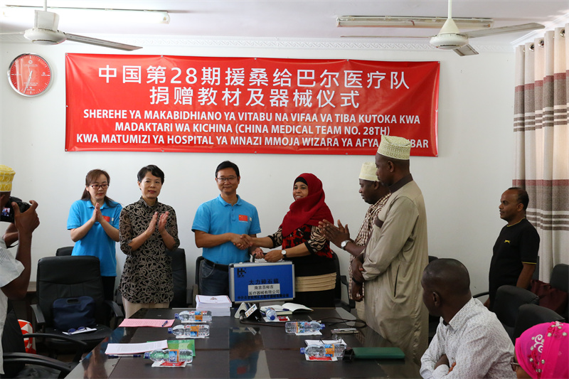 2019年3月15日,第28期援桑给巴尔医疗队员张俊杰将自己编写的泌尿外科教材捐赠给纳兹莫加医院.JPG