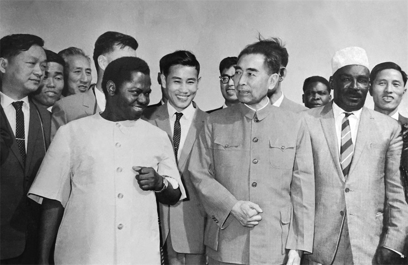 1965年6月6日，周恩来总理会见第1期援桑给巴尔医疗队员，提出要培养一支带不走的医疗队.jpg