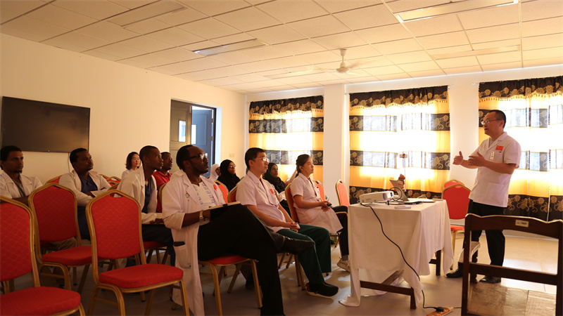 2018年8月24日, 第28期援桑给巴尔医疗队员赵跃武在阿卜杜拉姆才医院开展全院授课.JPG