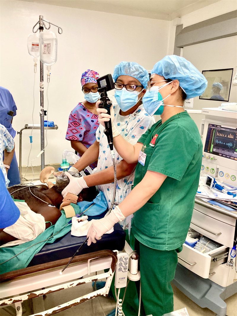 2021年8月9日,第16期援圭亚那医疗队员瞿慧手把手教授麻醉住院医师进行气管软镜下插管.jpg