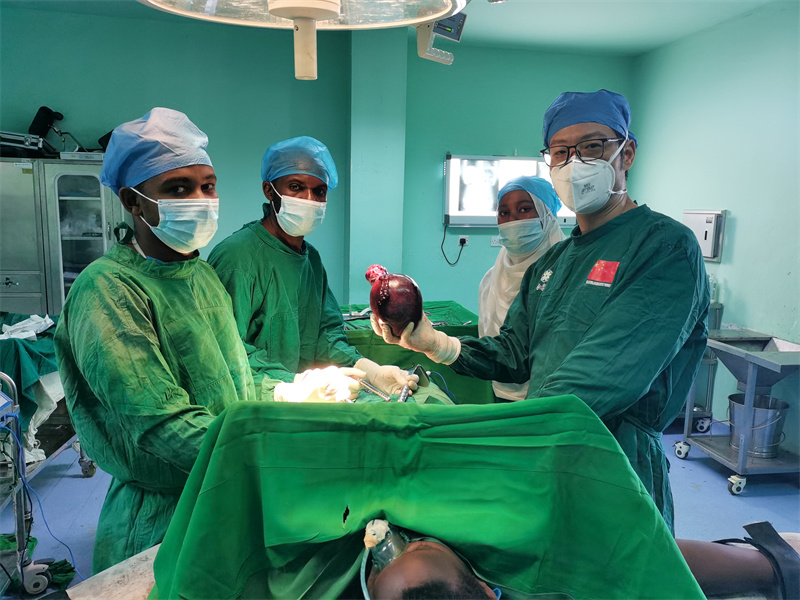 2021年4月23日,第30期援桑给巴尔医疗队副队长邹晨主任指导当地医生轻松摘除腹腔巨大肿瘤.jpg