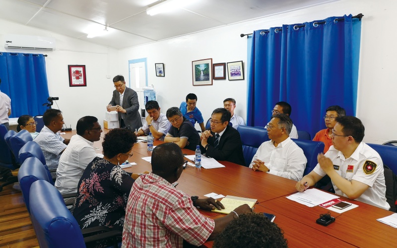 28-2019年3月25日，圭亚那马修斯地区锰矿公司陆续有10多名中国工人出现不明原因发热咳嗽，多例患者呼吸衰竭死亡。第14期援圭亚那医疗队积极配合国家卫健委组派的医疗和疾控专家组做好患者的转运、救援和调研工作 (2).jpg
