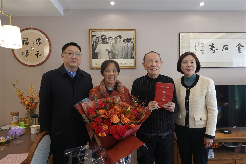 2024年2月8日，江苏省卫生健康委领导走访慰问第1期援桑给巴尔医疗队老队员，送上荣誉证书.jpg