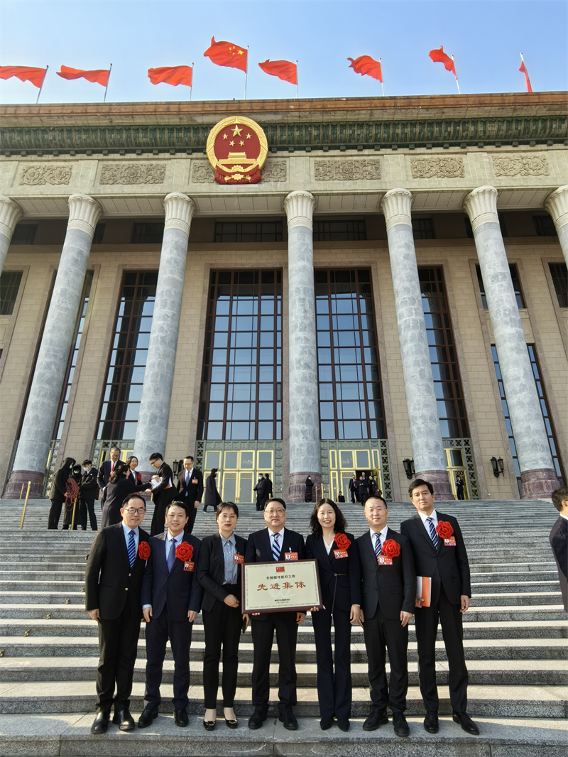 江苏全国援外医疗工作先进集体和先进个人在人民大会堂前合影留念.jpg
