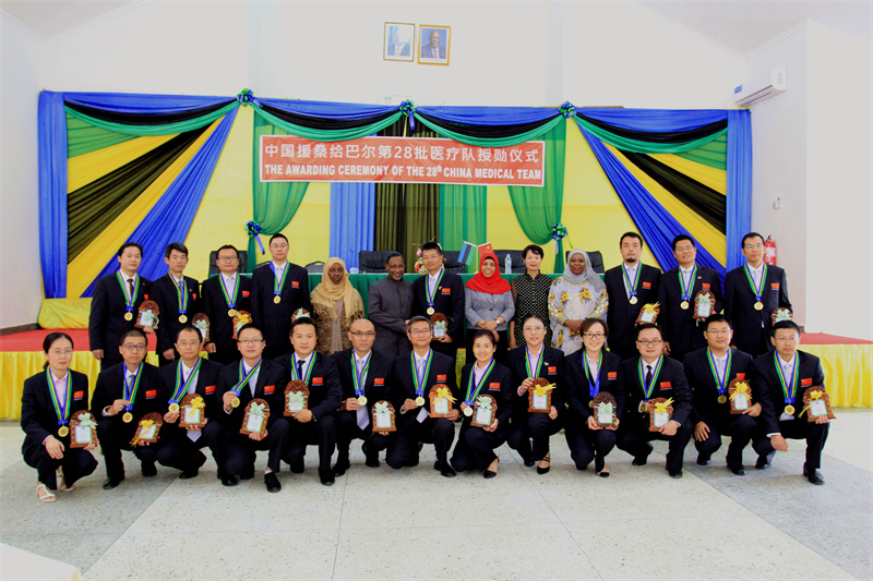 2019年7月9日,桑给巴尔卫生部为第28期援桑医疗队授勋.jpg