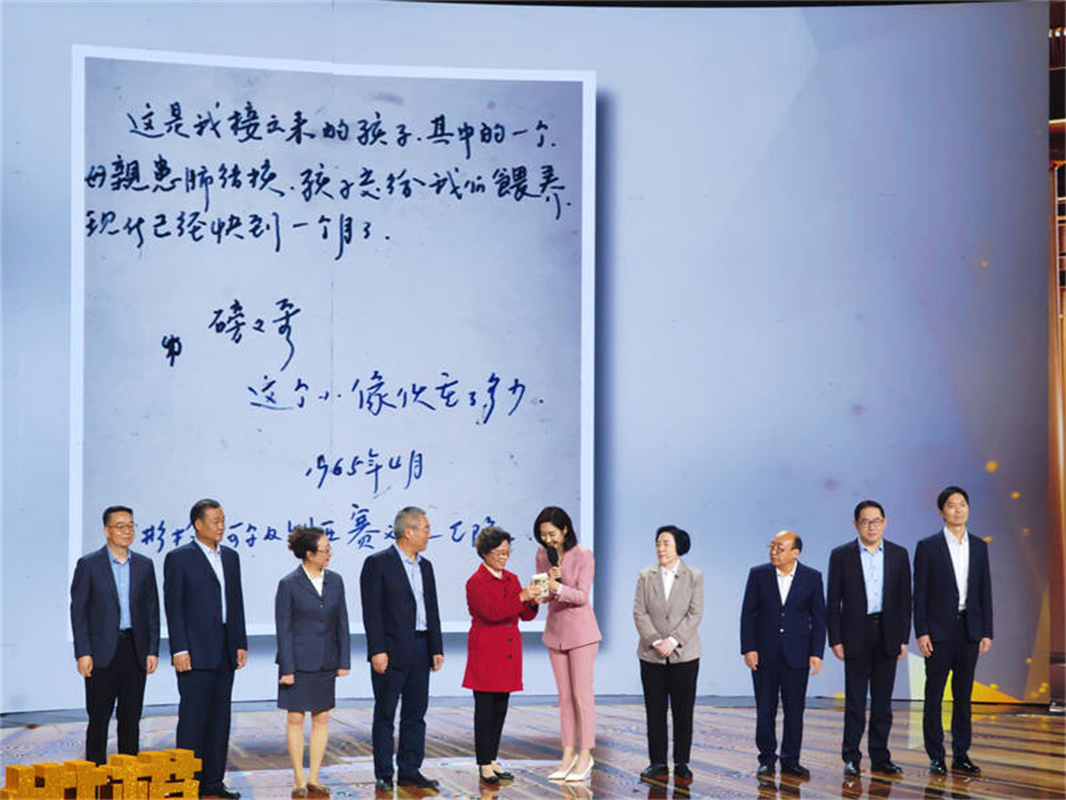 2023年10月15日在中央电视台演播大厅，邱月华老师作为援非60年的见证者和八位时代楷模群体代表接受央视主持人王嘉宁的采访。.jpg