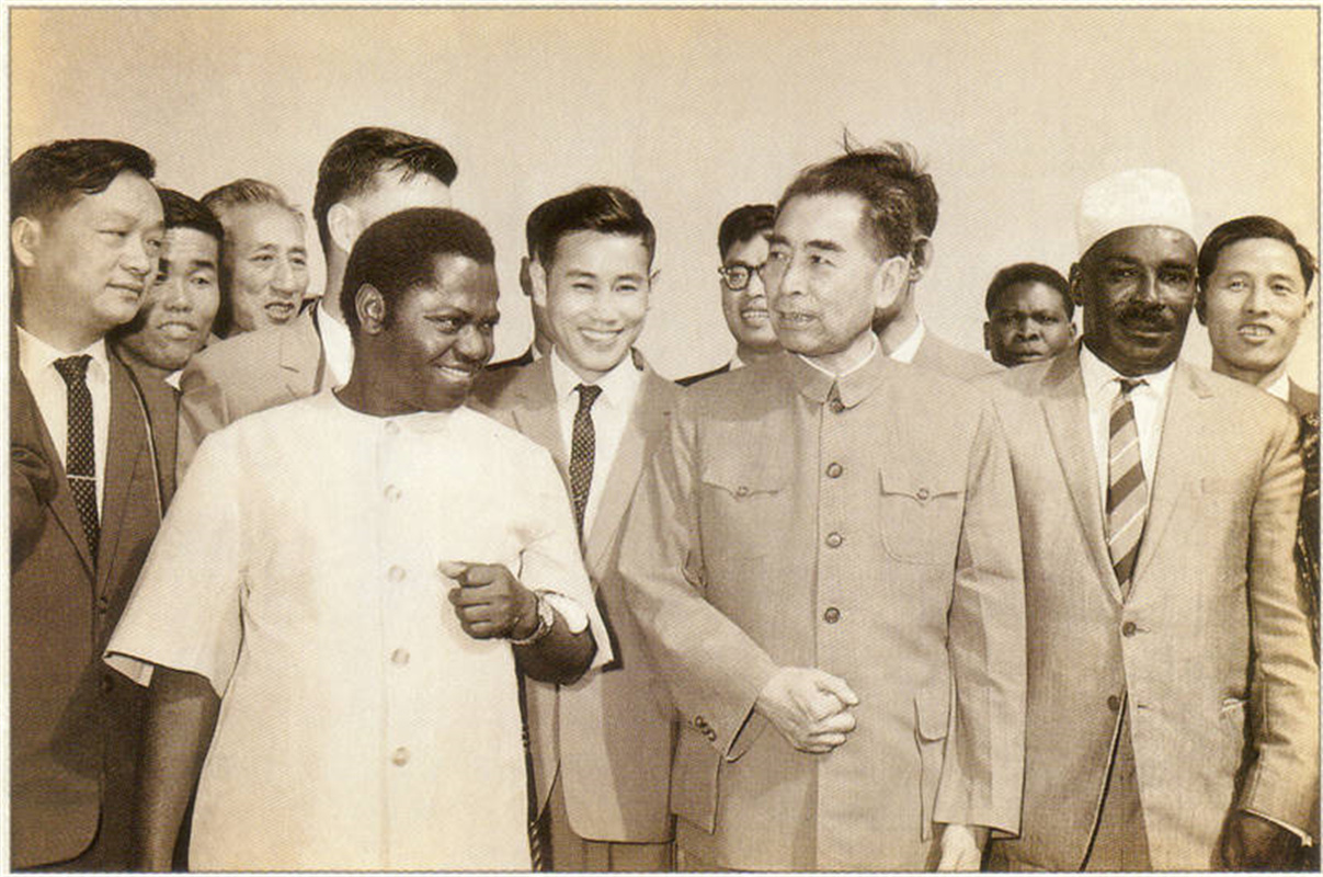1965年，周恩来总理访问坦桑尼亚时接见我国首批援桑医疗队，，提出要培养一支带不走的医疗队）二排中为我院援桑医疗队员戴传孝.jpg