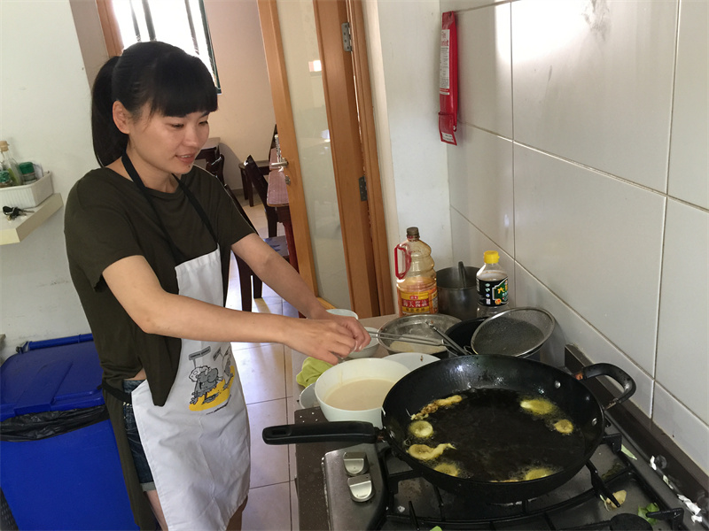 孙晓艳老师在做菜.jpg