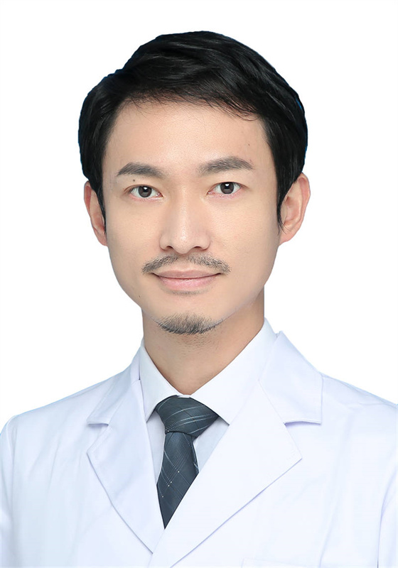 周虹证件照白底.jpg